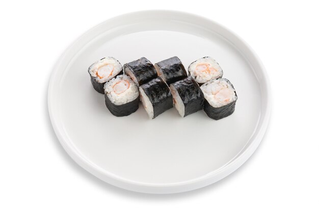 Sushi Maki com camarão e cream cheese. Em uma placa de cerâmica branca. Fundo branco. Isolado.