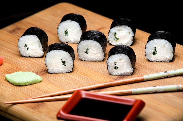 Sushi Maki com e cebolinha dentro Rolo caseiro com queijo e sushi de menu nori