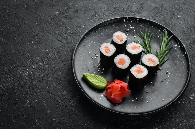 Sushi maki com salmão Pedaços de delicioso sushi cozinha japonesa