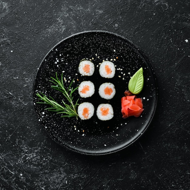 Sushi maki com salmão Pedaços de delicioso sushi cozinha japonesa