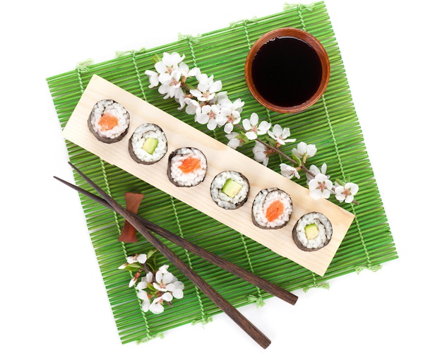 Sushi maki conjunto com ramo de salmão e pepino e sakura