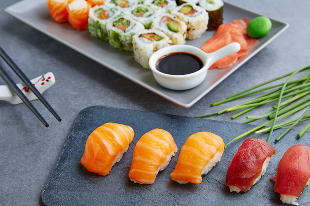 Sushi Maki e molho de soja Niguiri e wasabi