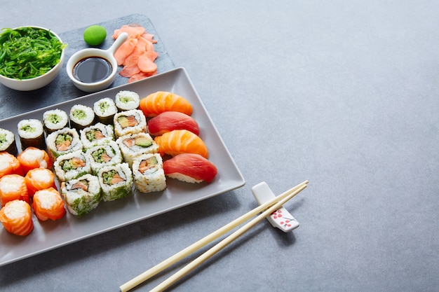 Sushi Maki e molho de soja Niguiri e wasabi