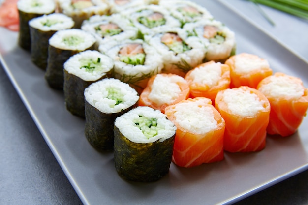 Sushi maki e niguiri california roll