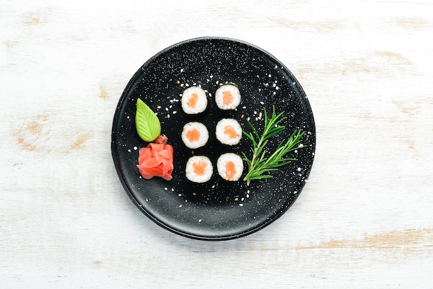Foto sushi-maki mit lachs stücke köstlicher sushi-japanische küche