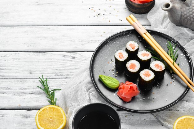 Sushi-Maki mit Lachs Stücke köstlicher Sushi-japanische Küche