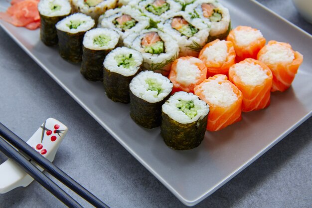 Sushi Maki y Niguiri con California roll