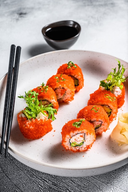 Sushi Maki roll com abacate e carne de camarão.