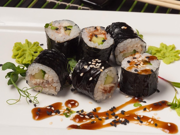 Sushi-Maki-Rollen mit Gurke und Aal mit Unagi-Sauce