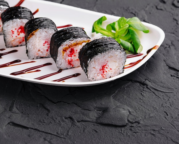 Sushi-Maki-Rollen mit Tobiko-Kaviar im Inneren