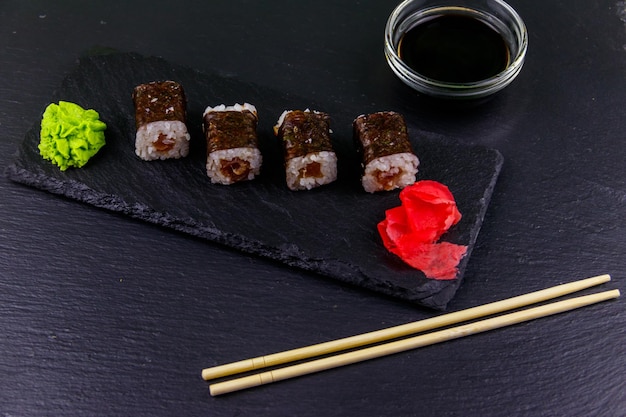 Sushi maki rolls com atum em ardósia preta