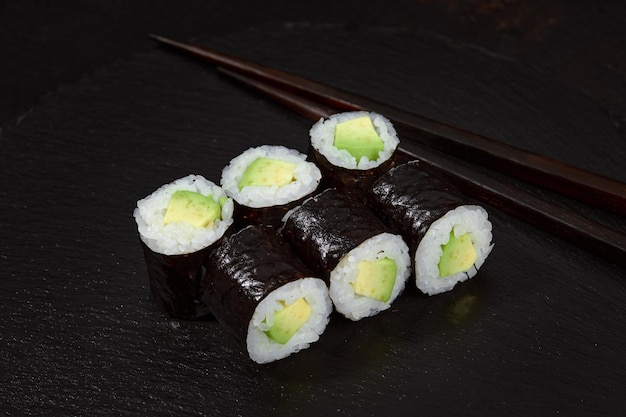 Sushi Maki rolls pepino Piezas frescas de hosomaki con arroz y nori Primer plano de deliciosa comida japonesa con sushi roll