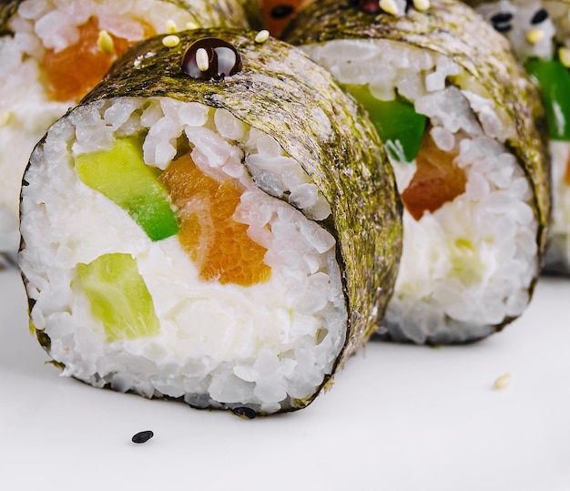 sushi maki con salmón y aguacate