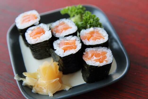 Sushi maki de salmón