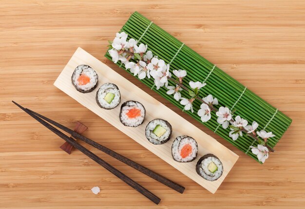 Sushi-Maki-Set mit frischem Sakura-Zweig