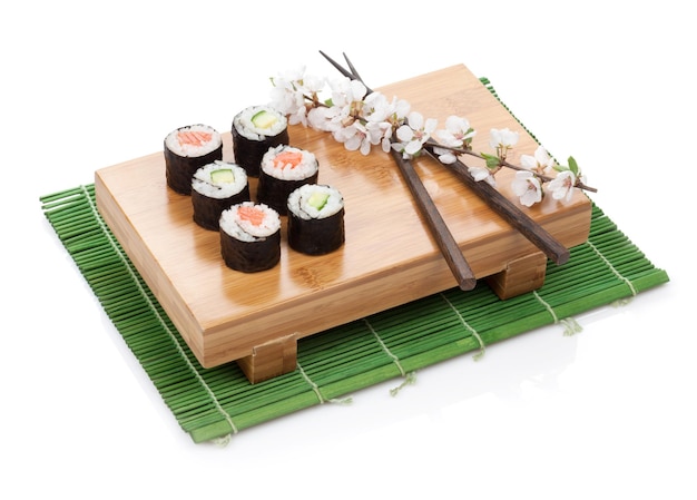 Sushi-Maki-Set mit Lachs und Gurke und Sakura-Zweig