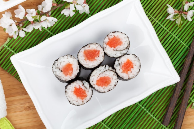 Sushi-Maki-Set und Sakura-Zweig