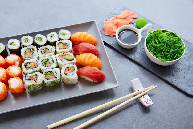 Sushi Maki und Niguiri Sojasauce und Wasabi