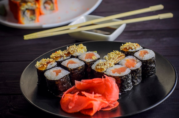 Sushi Makrele mit Lachs und Aal auf einer Platte