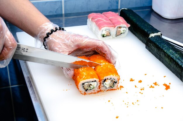 Sushi con la mano