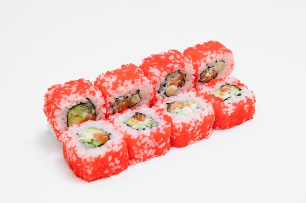 Sushi de marisco japonés, rollo sobre un fondo blanco.