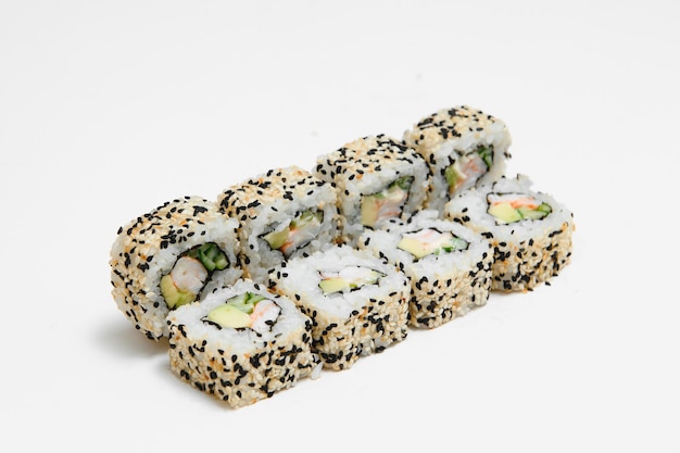 Sushi de marisco japonés, rollo sobre un fondo blanco.