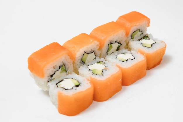 Sushi de marisco japonés, rollo sobre un fondo blanco.