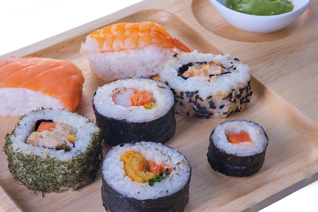 Sushi de mariscos japonés en un plato aislado