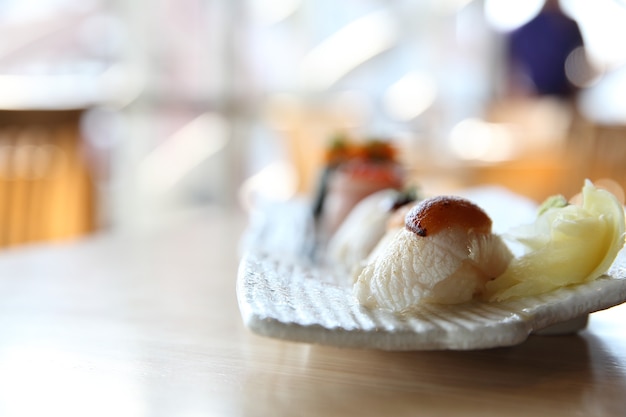 Sushi de medregal japonés, sushi Hamachi, comida japonesa