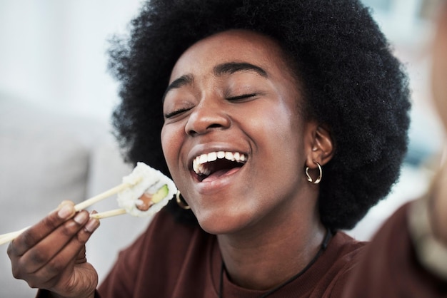 Sushi, Meeresfrüchte und Restaurant mit Selfie einer schwarzen Frau zu Hause zum Brunch, japanische Küche und soziale Medien, Profilbild und Gesundheit mit Gesicht des Kunden für Ernährung, Ernährung und gehobene Küche