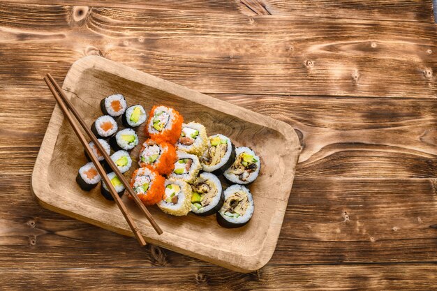 Sushi en una mesa de madera