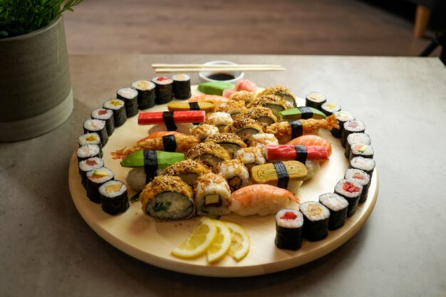 Sushi en una mesa de restaurante