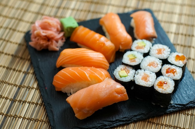 Sushi en una mesa de restaurante