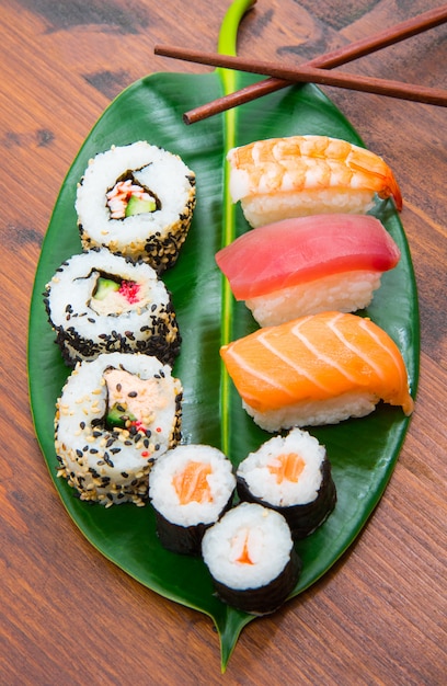 sushi mezclado en hoja verde