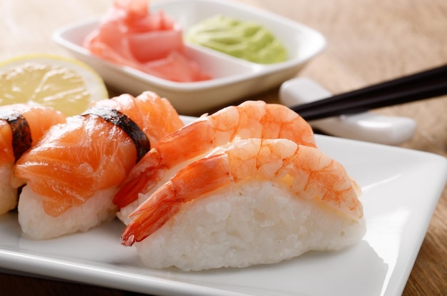 Sushi misto em um prato branco
