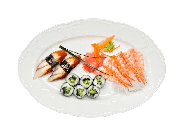 Sushi mit Aal und Rollen mit Gurke und Nori Garnelen Reisnudeln Ingwer und Wasabi auf ovaler Platte
