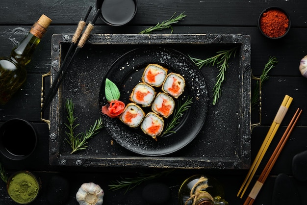 Sushi mit Krabben und Kaviar in Öl gekocht Sushi-Menü des japanischen Restaurants Draufsicht