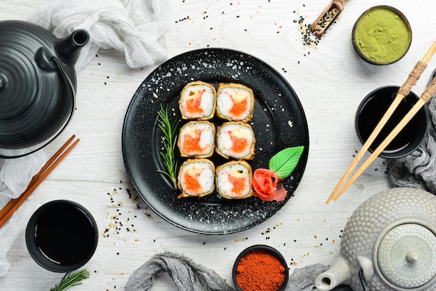 Sushi mit Krabben und Kaviar in Öl gekocht Sushi-Menü des japanischen Restaurants Draufsicht