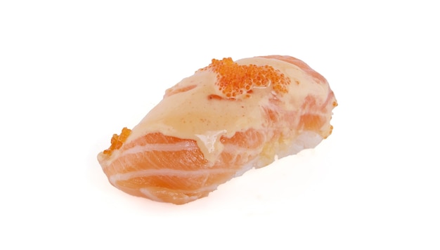 Sushi mit Lachs auf weißem Hintergrund
