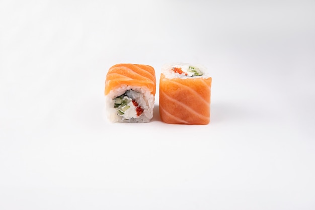 Sushi mit Lachs auf weißem Raum