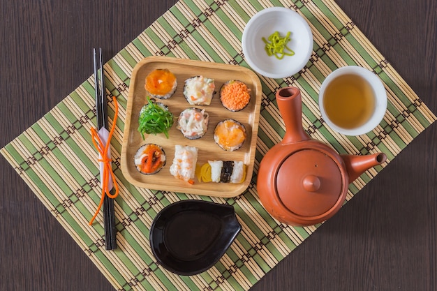 Sushi mit Lachs, Garnelen, Avocado, Frischkäse. Sushi-Menü. Japanisches Essen.