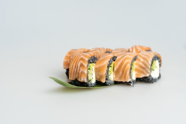 Sushi mit Lachs und Avocado.