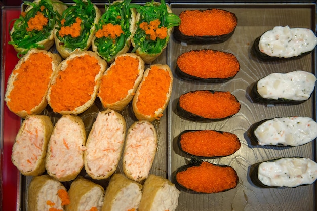 Sushi mit Shrimp-Ei-Fokus selektiv