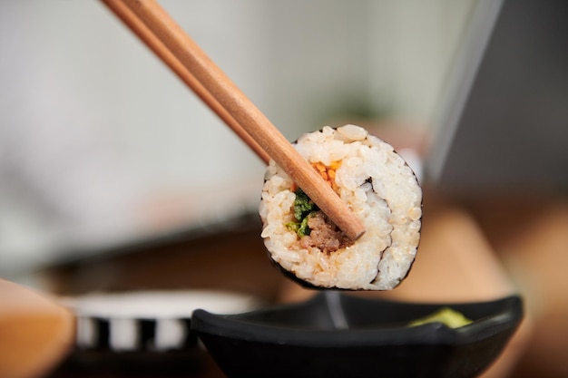 Sushi mit Sojasauce essen