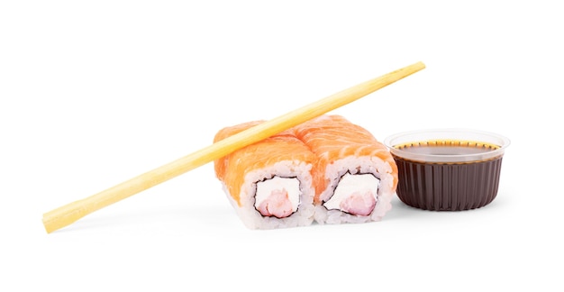 Sushi mit Sojasauce und Streifen auf weißem Hintergrund