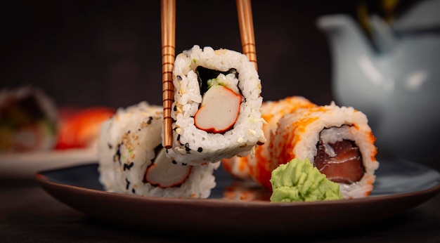 Sushi mit Stäbchen essen Sushi stellt japanisches Essen im Restaurant auf den Kopf Kalifornisches Sushi-Label mit Krabben und Gemüse Japanische Restaurantkarte