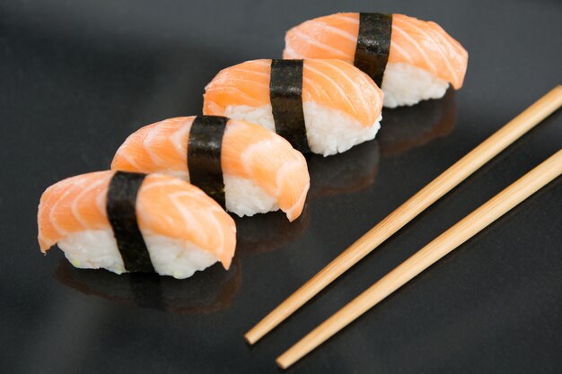 Sushi mit Stäbchen