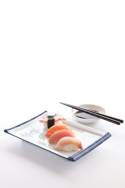 Foto sushi mix comida japonesa sushi salmão atum polvo enguia e robalo comida local do japão isolada no fundo branco