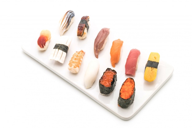 Foto sushi mixto nigiri - estilo de comida japonesa