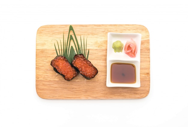 Sushi nigiri de huevas de salmón - estilo de comida japonesa